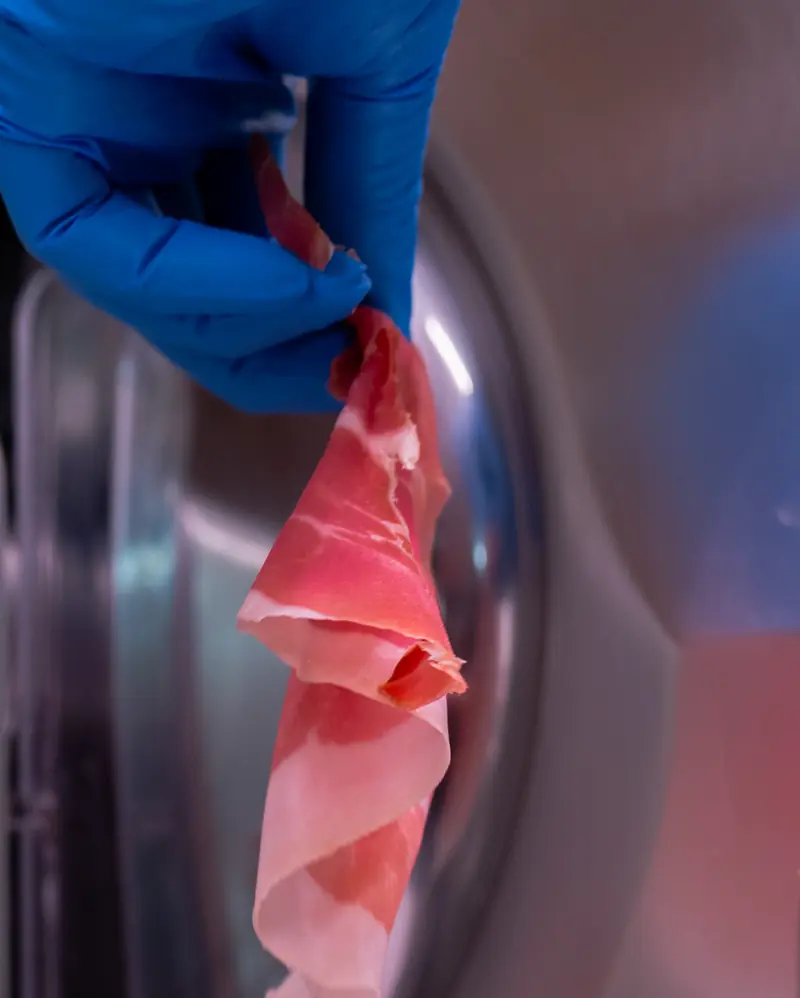 Prosciutto crudo affettato al momento