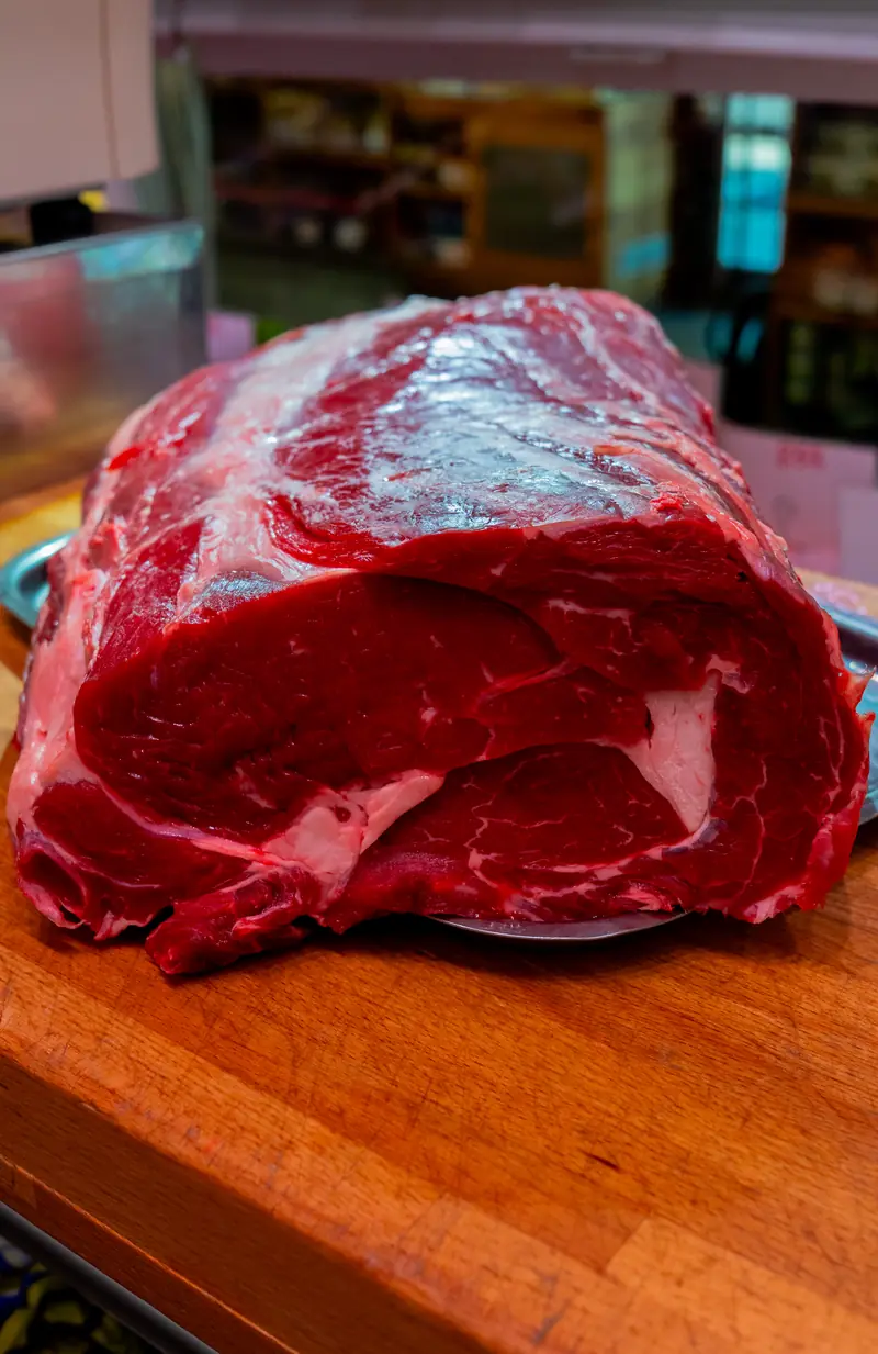 Costata di scottona sul tagliere