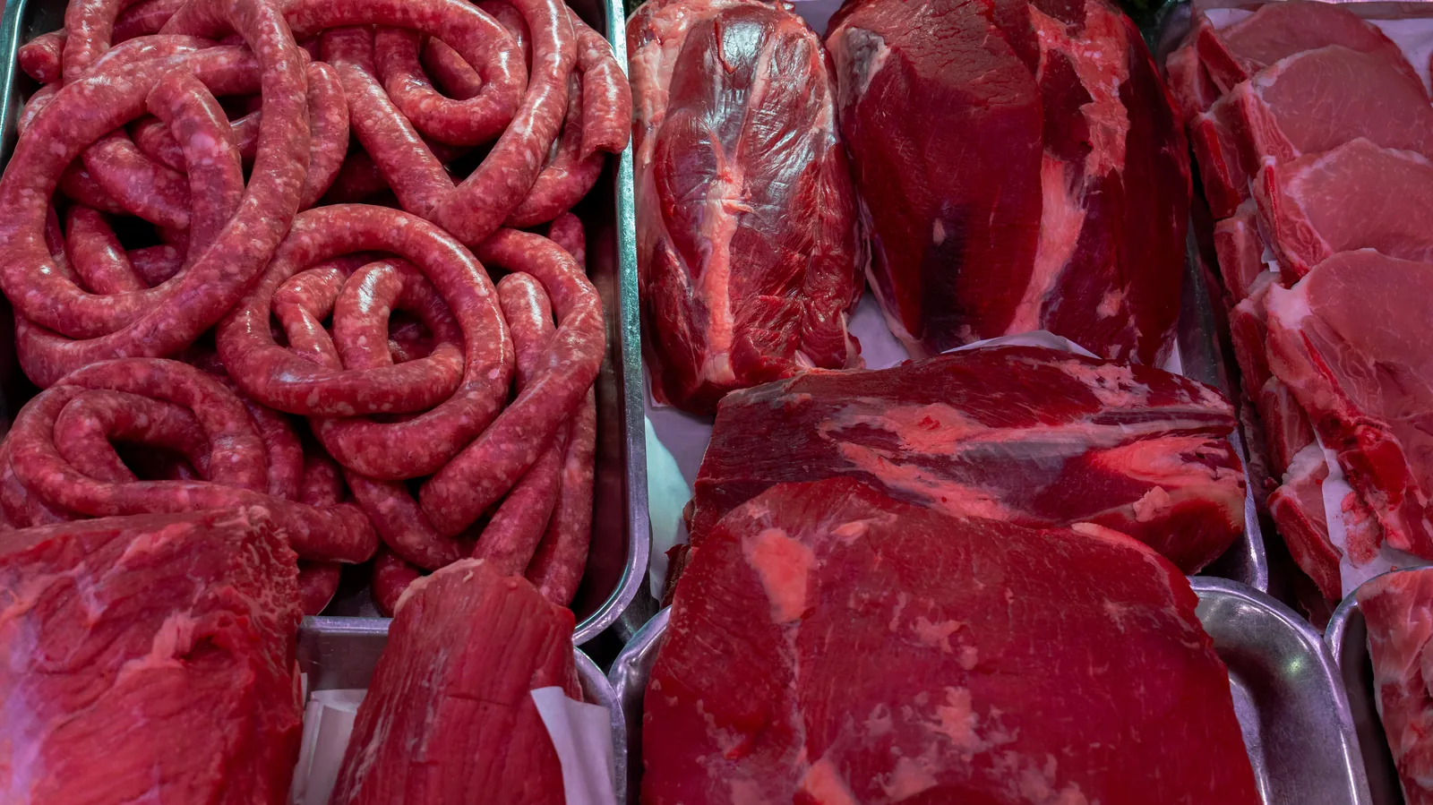 Salsicce e tagli di carne al banco