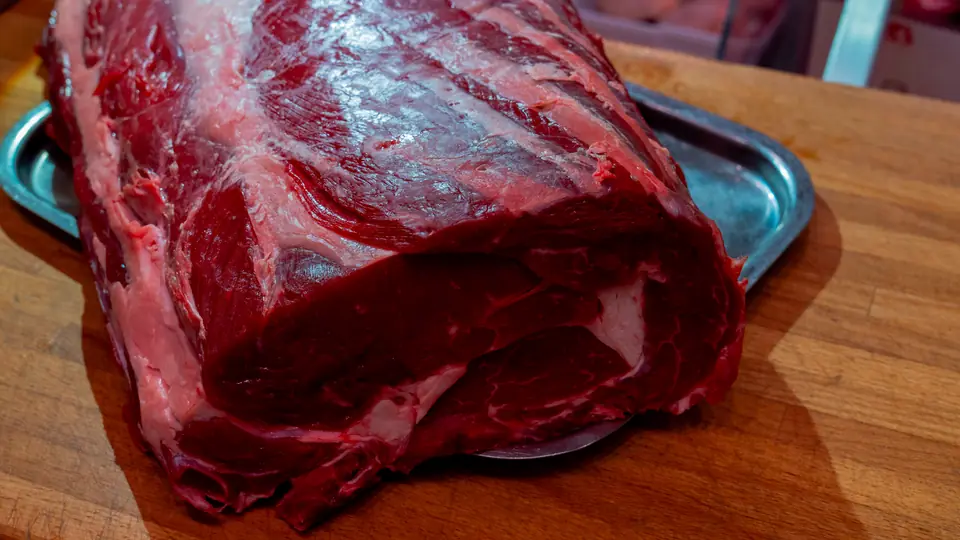 Costata di manzo sul tagliere