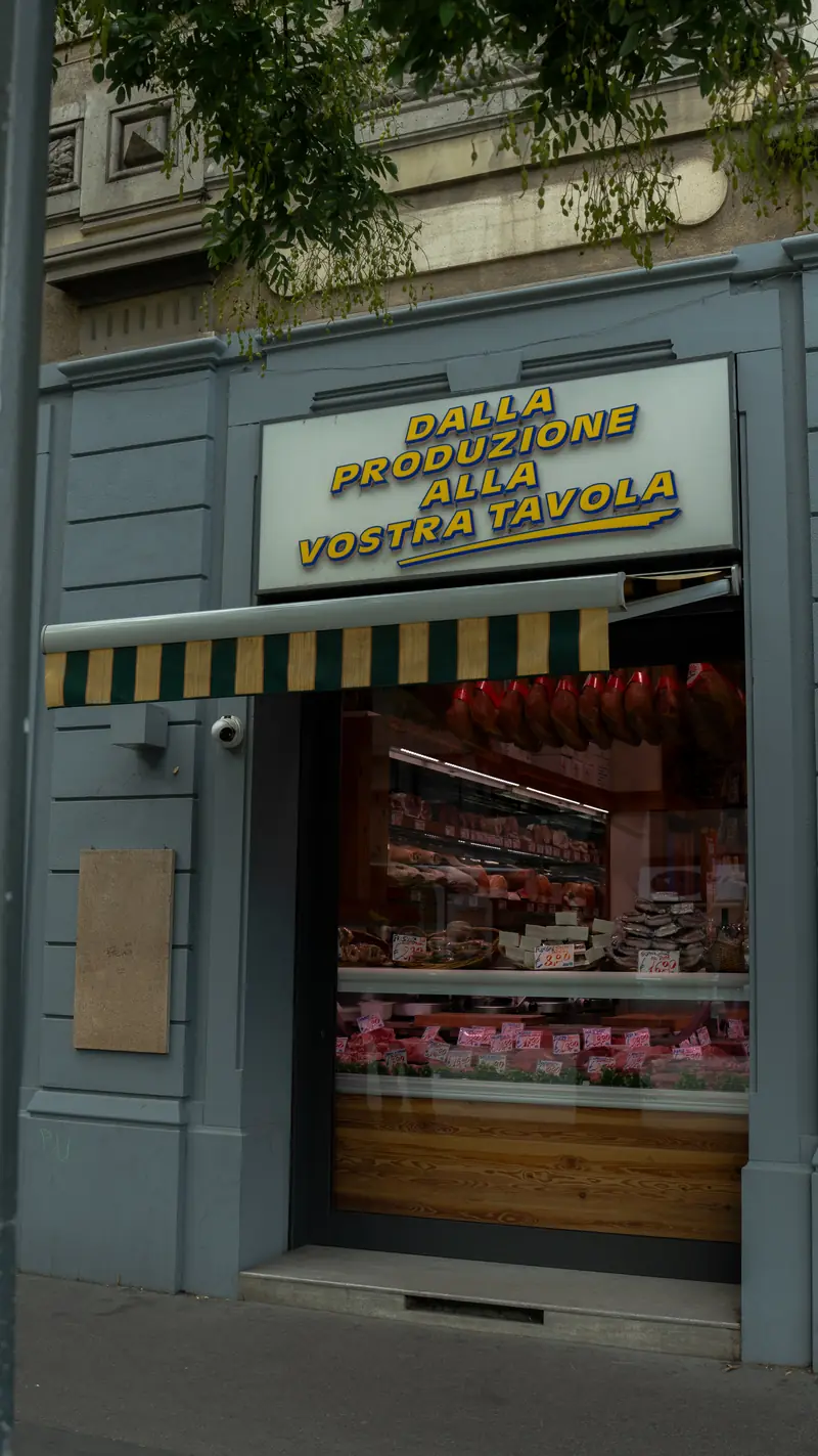 Il negozio in Corso XXII Marzo con l'insegna Dalla produzione alla vostra tavola